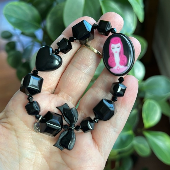 Tarina Tarantino Resin Bead Stretch Cameo Heart Bow Bracelet - Picture 3 of 12